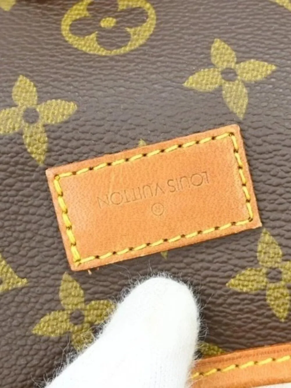 Louis Vuitton outside 	ab